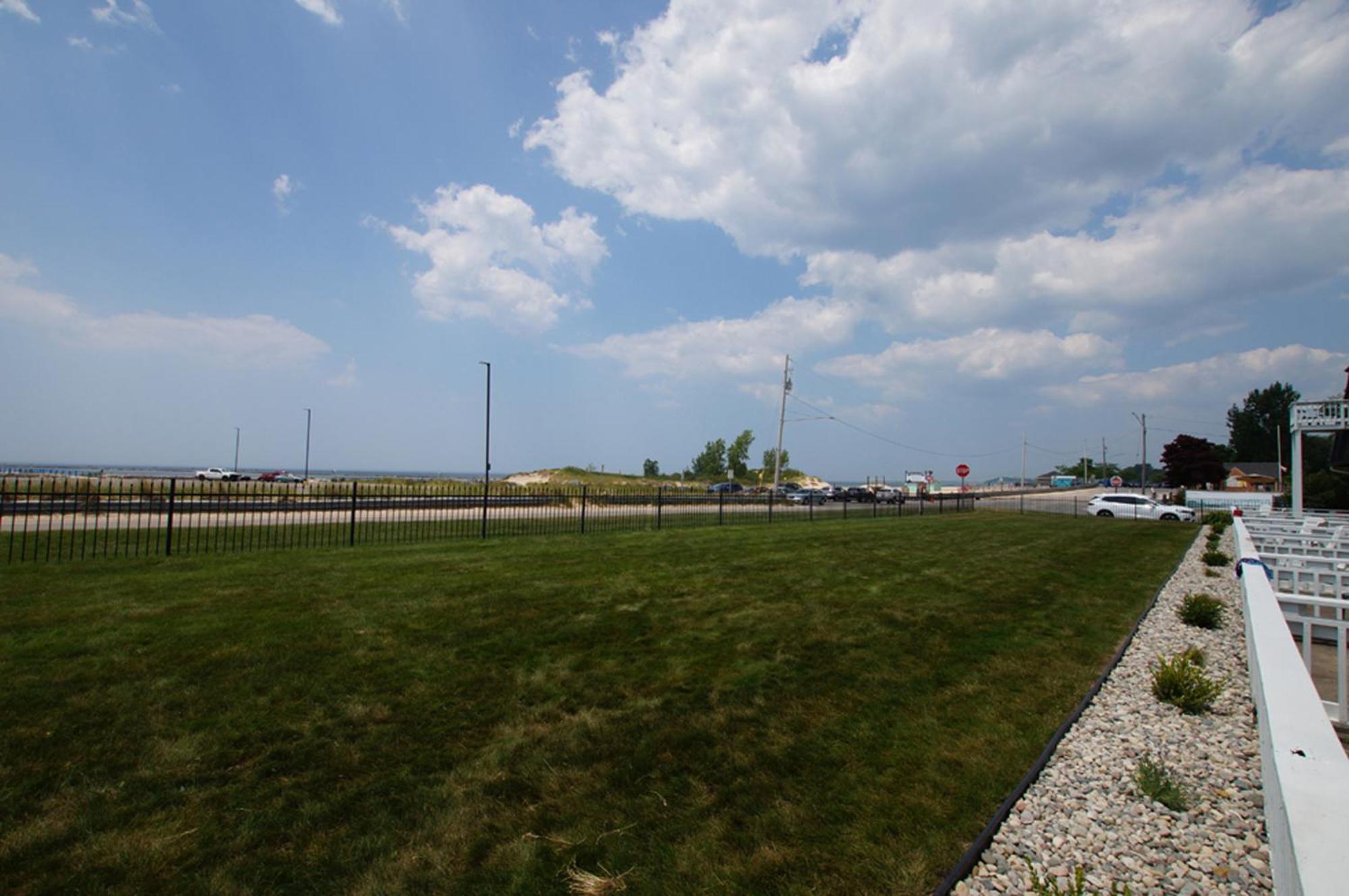 Snyders Shoreline Inn Ludington Esterno foto