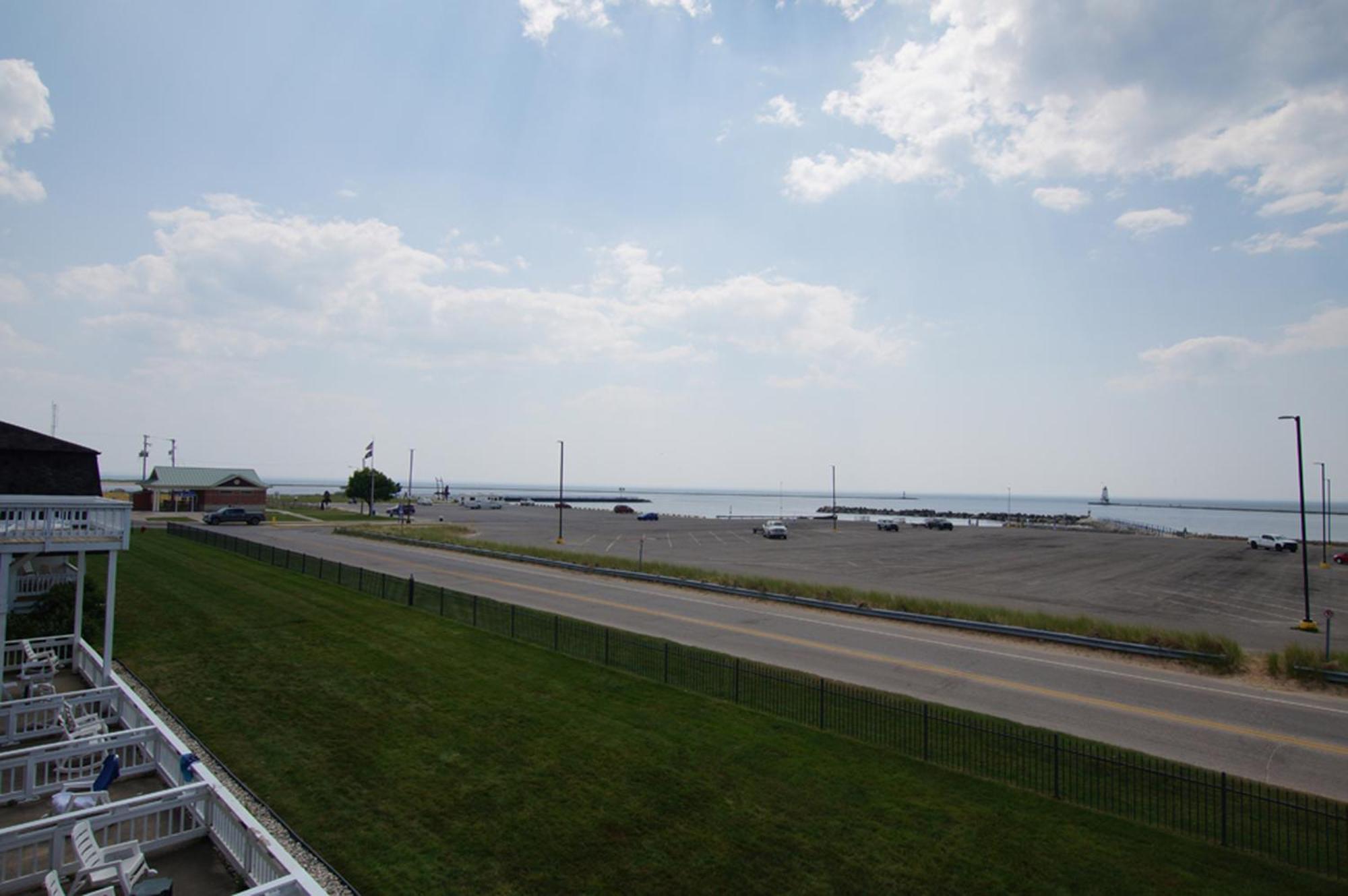 Snyders Shoreline Inn Ludington Esterno foto