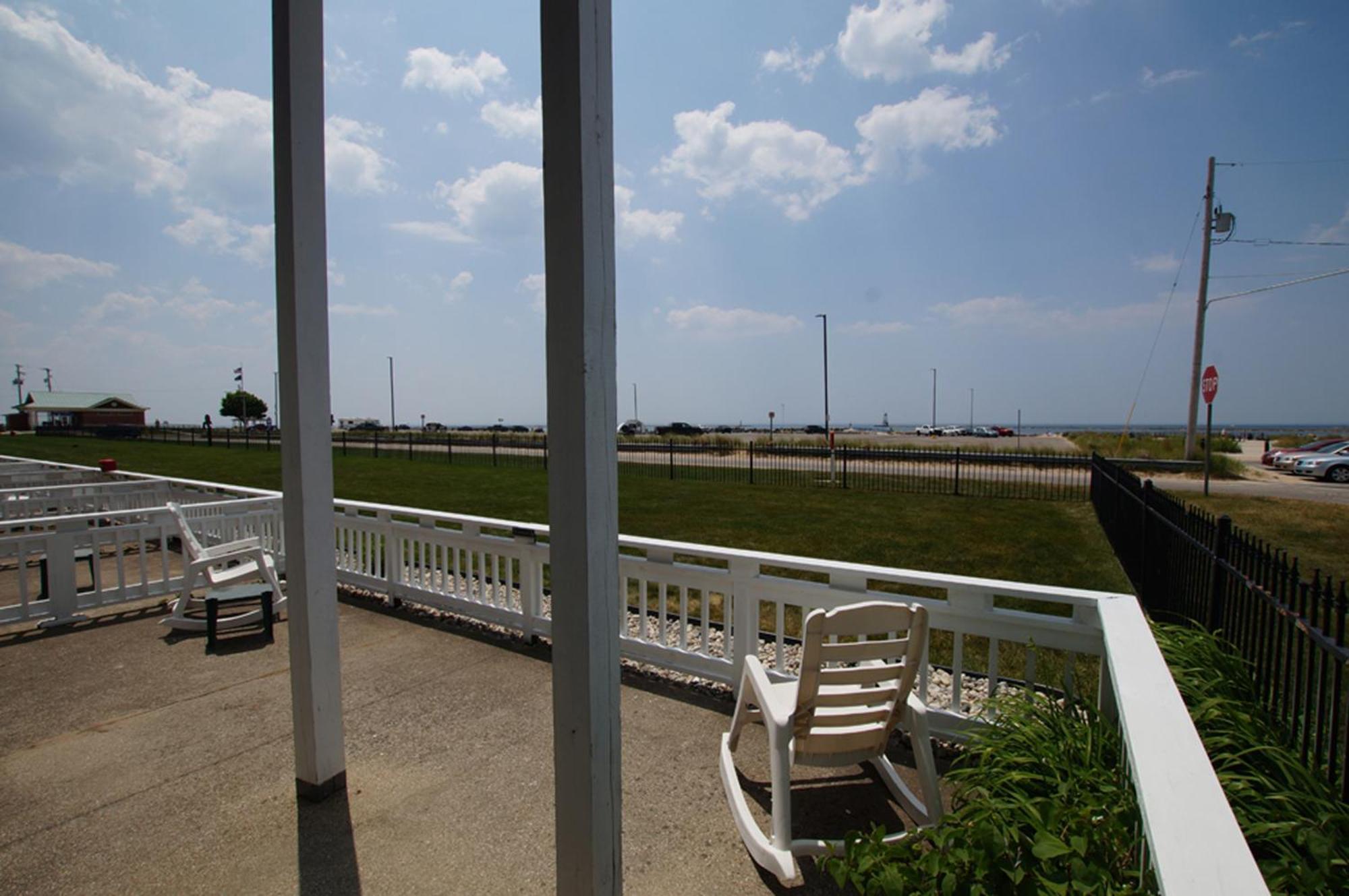 Snyders Shoreline Inn Ludington Esterno foto