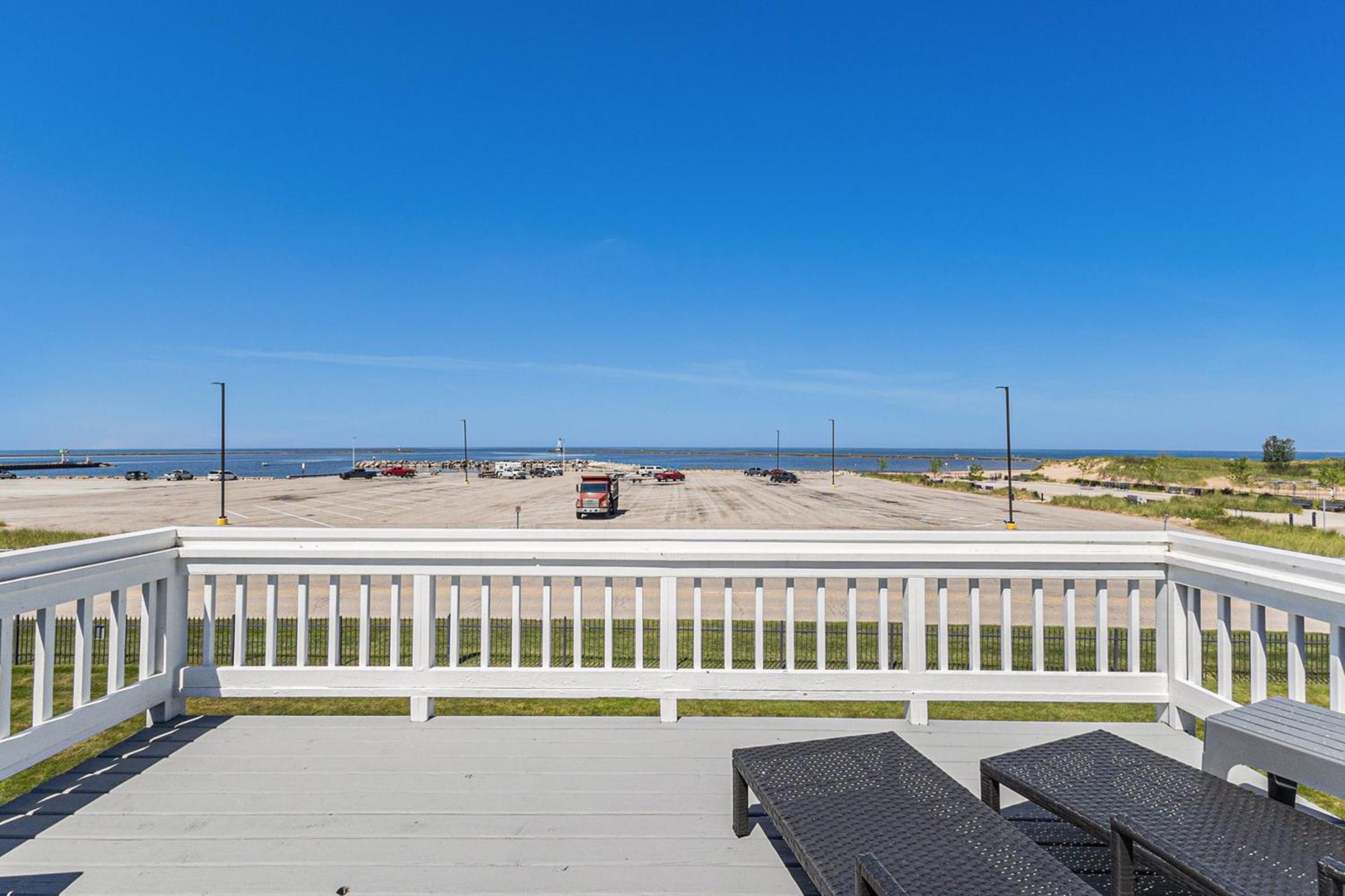 Snyders Shoreline Inn Ludington Esterno foto